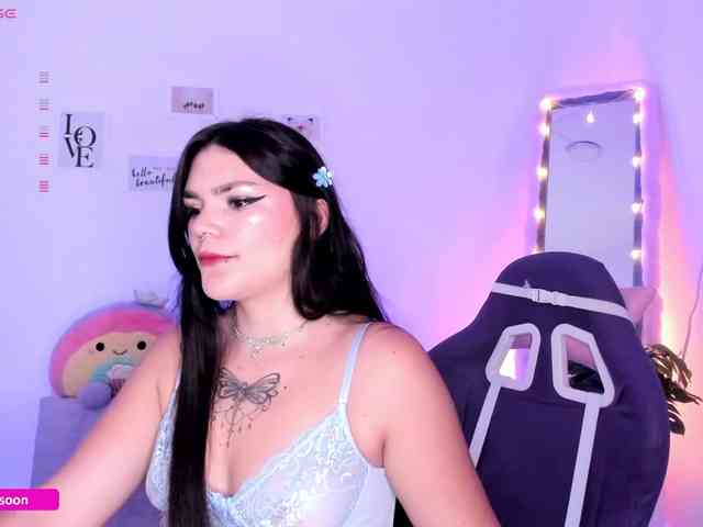 LiaTomson webcam