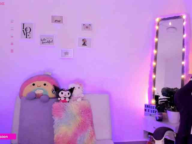 LiaTomson webcam