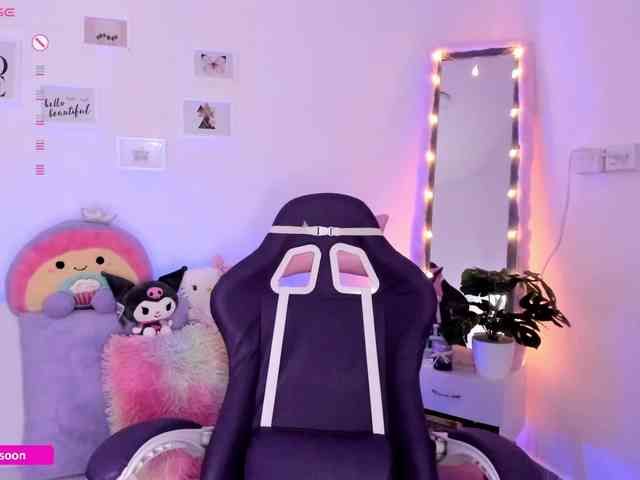LiaTomson webcam