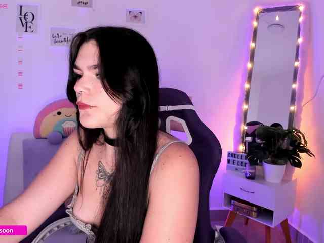 LiaTomson webcam