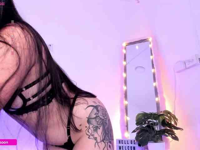 LiaTomson webcam