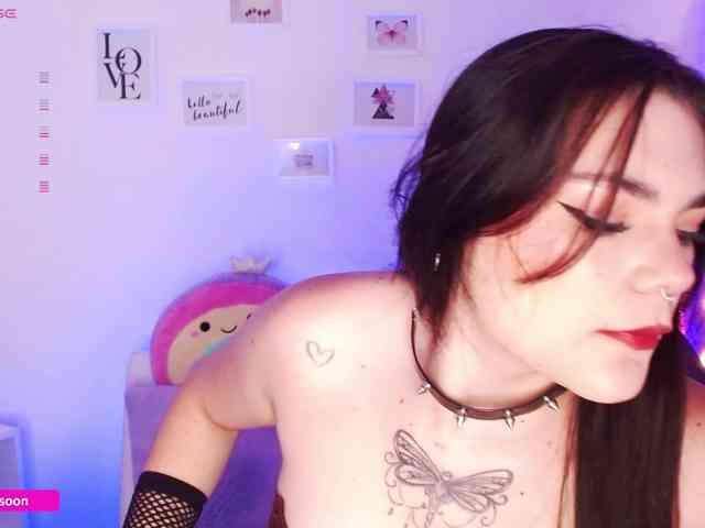 LiaTomson webcam