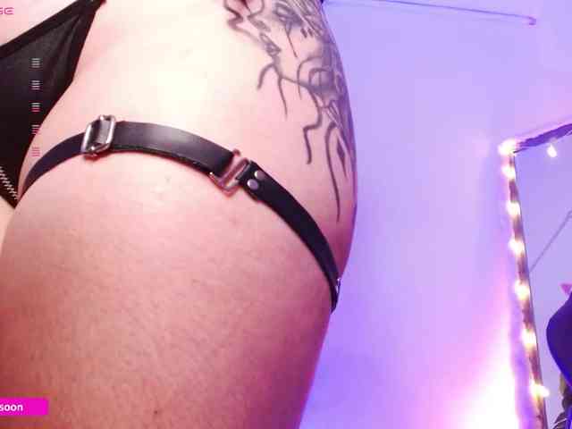 LiaTomson webcam