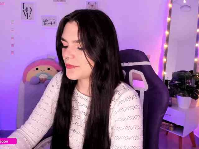 LiaTomson webcam