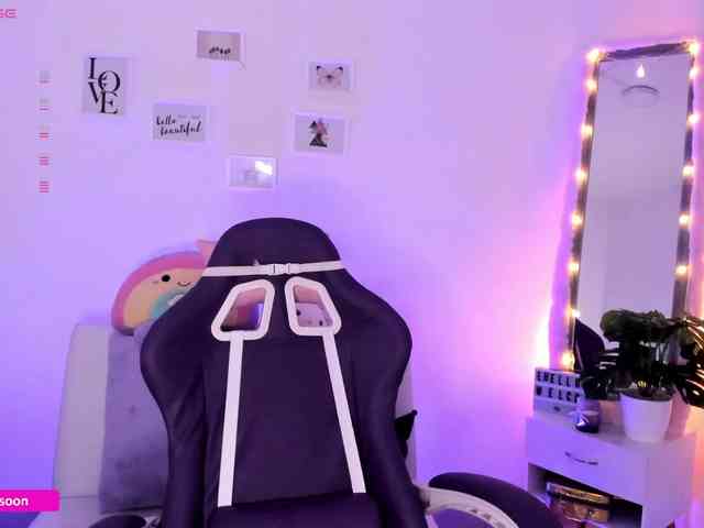 LiaTomson webcam