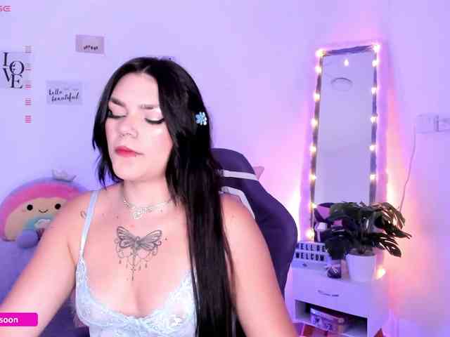 LiaTomson webcam