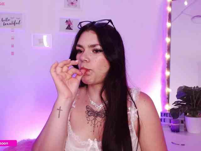 LiaTomson webcam