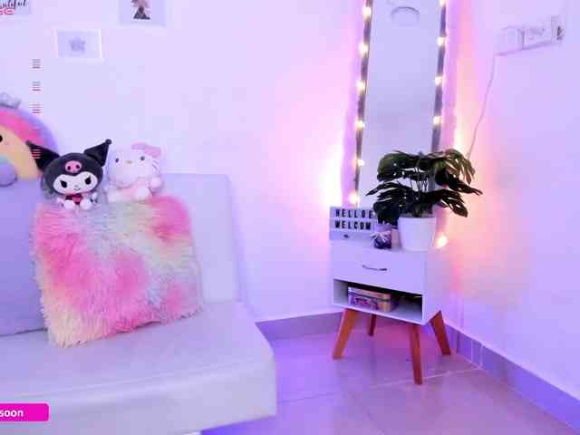 LiaTomson webcam