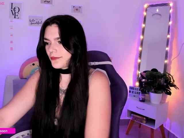 LiaTomson webcam