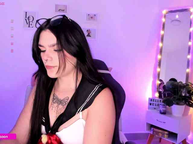 LiaTomson webcam