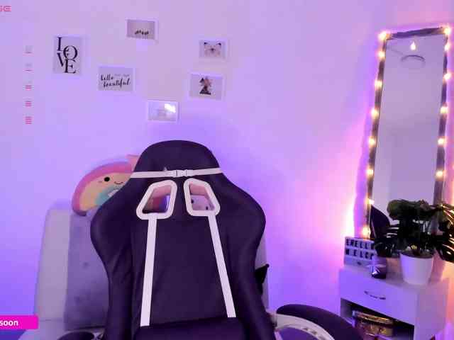LiaTomson webcam