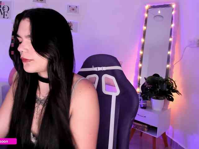 LiaTomson webcam