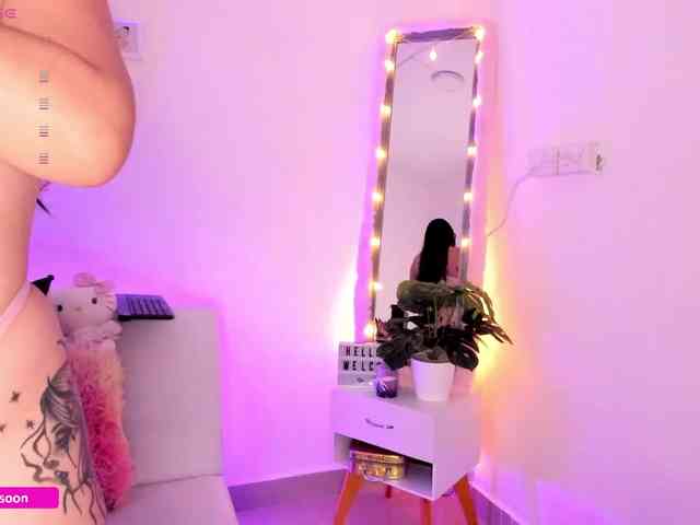 LiaTomson webcam