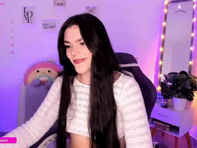 LiaTomson webcam