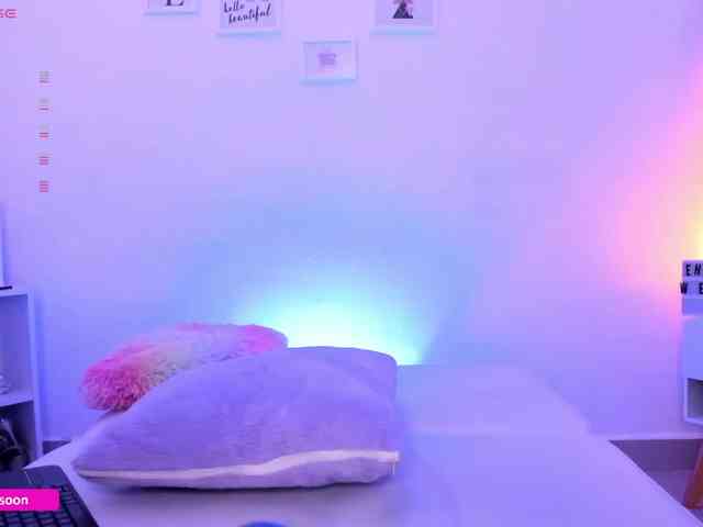LiaTomson webcam