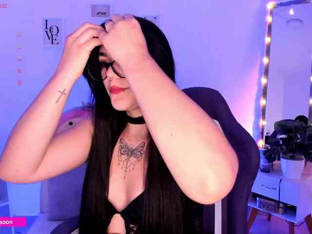 LiaTomson webcam