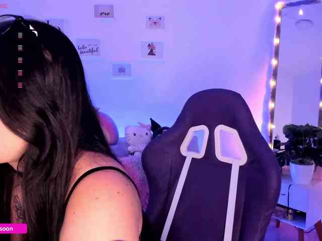 LiaTomson webcam