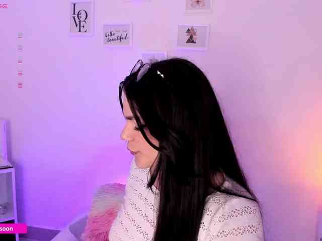 LiaTomson webcam