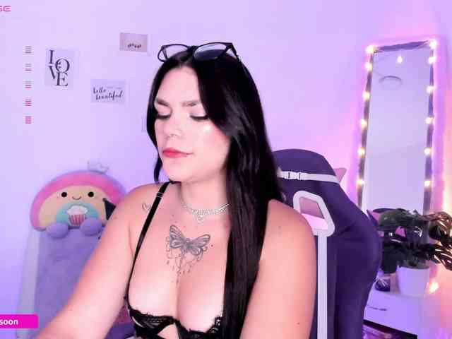 LiaTomson webcam