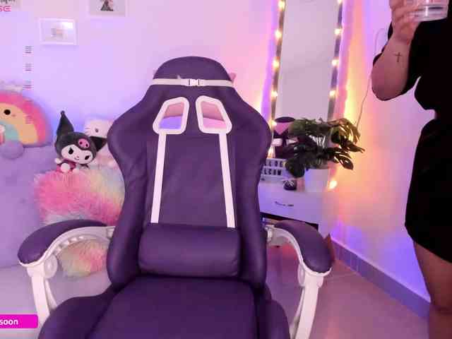 LiaTomson webcam