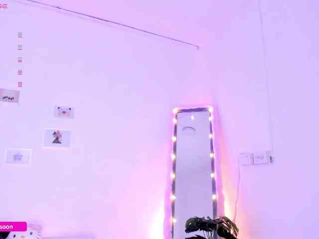 LiaTomson webcam