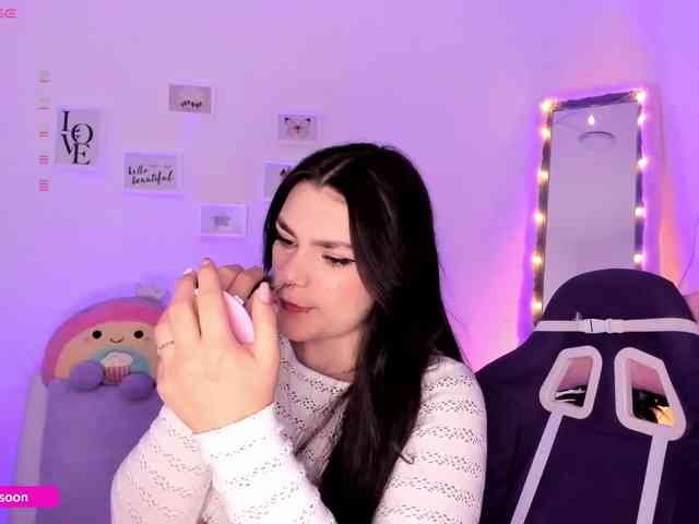 LiaTomson webcam