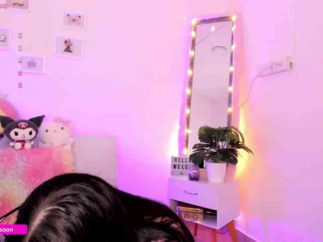 LiaTomson webcam