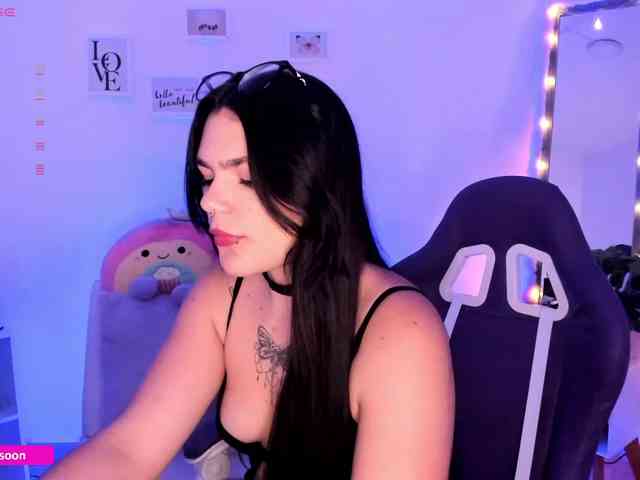 LiaTomson webcam