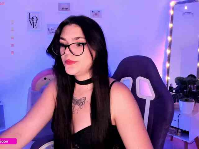 LiaTomson webcam