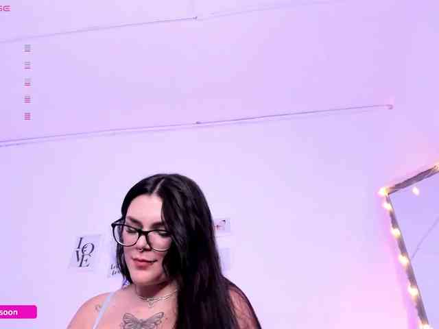 LiaTomson webcam
