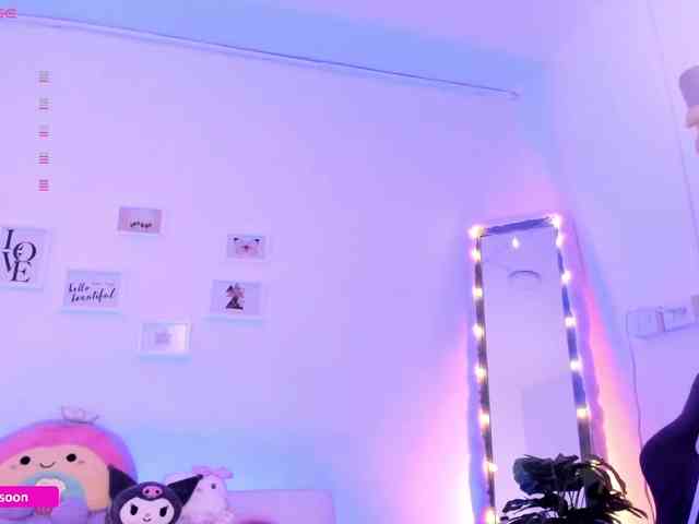 LiaTomson webcam