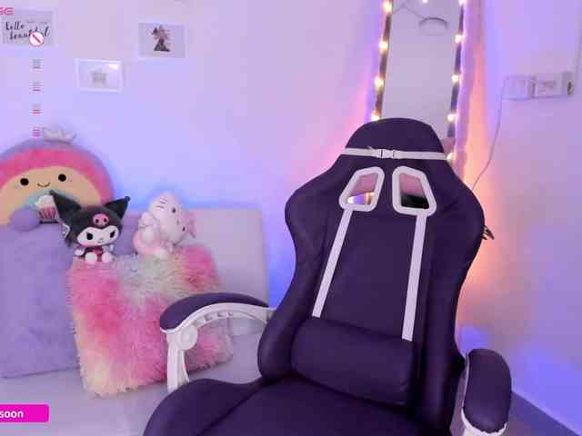 LiaTomson webcam