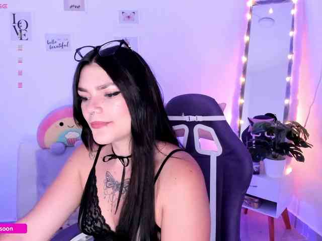 LiaTomson webcam