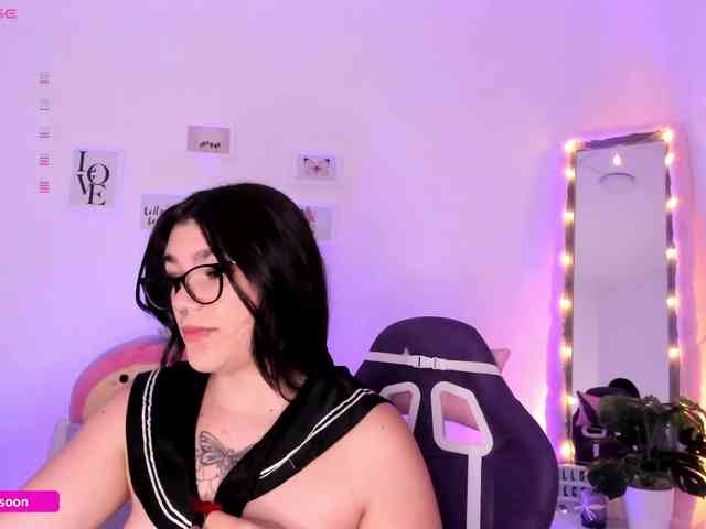 LiaTomson webcam