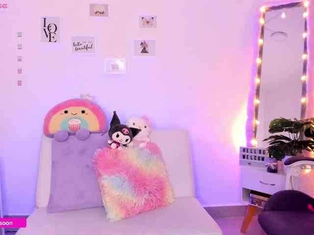 LiaTomson webcam
