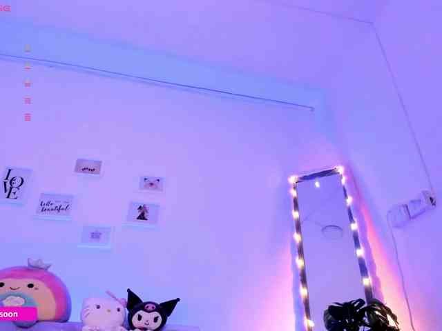 LiaTomson webcam