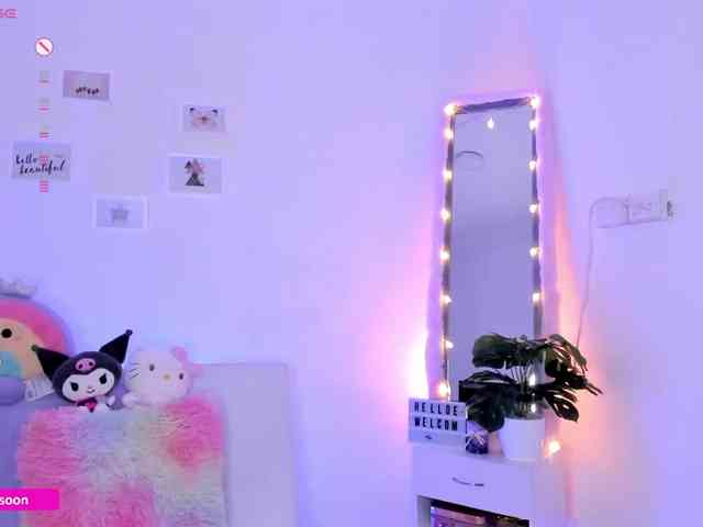 LiaTomson webcam