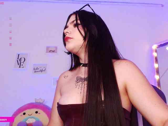 LiaTomson webcam