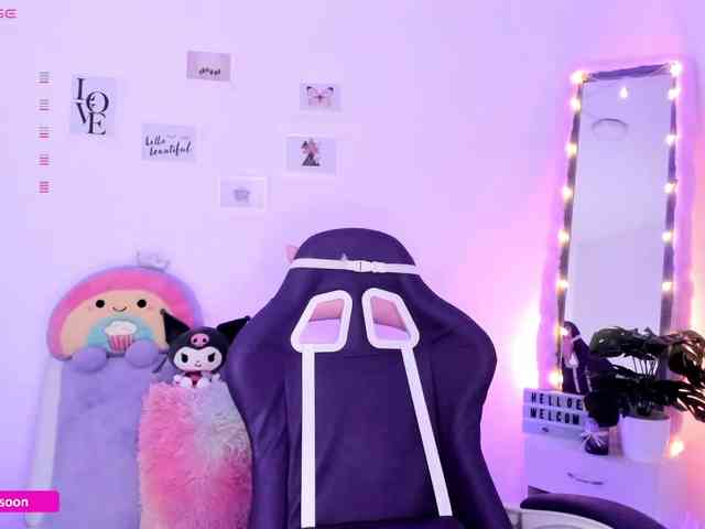 LiaTomson webcam