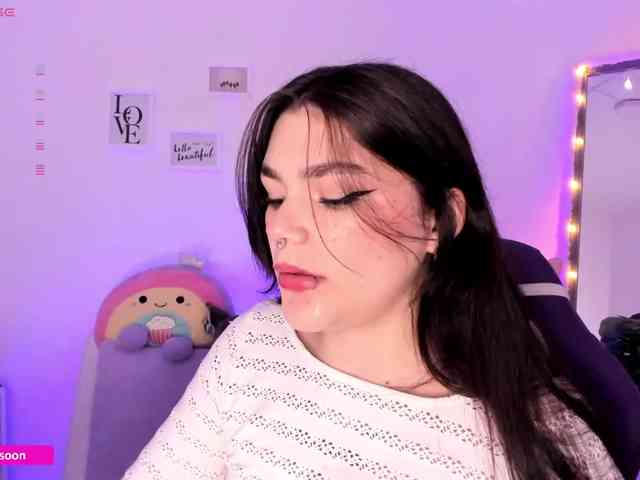 LiaTomson webcam