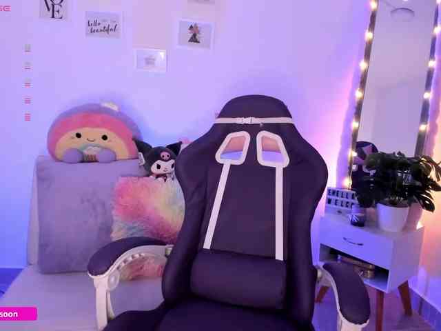 LiaTomson webcam