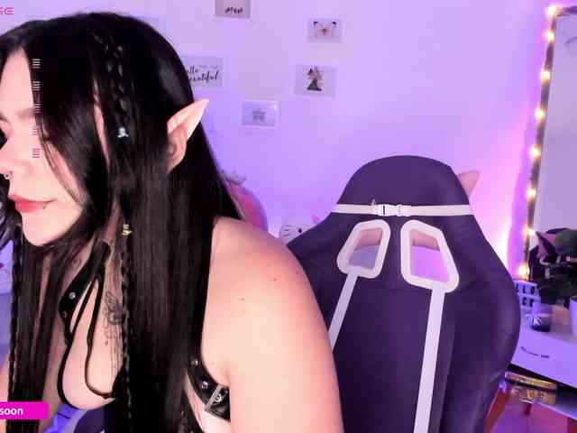 LiaTomson webcam