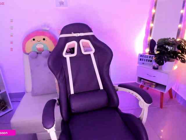 LiaTomson webcam