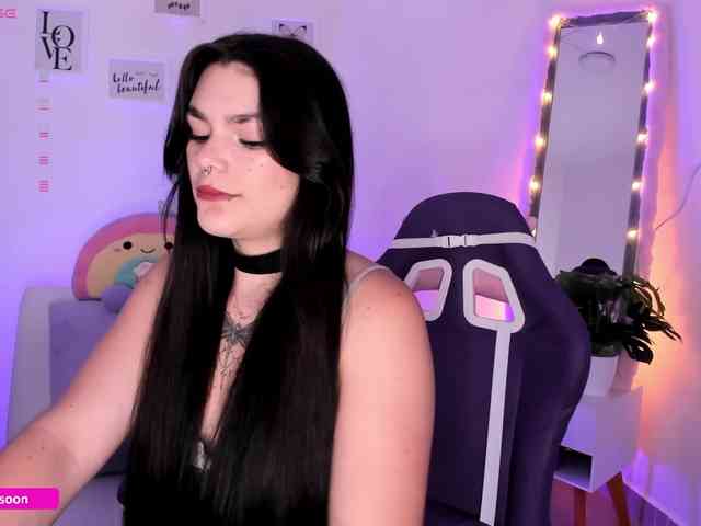 LiaTomson webcam