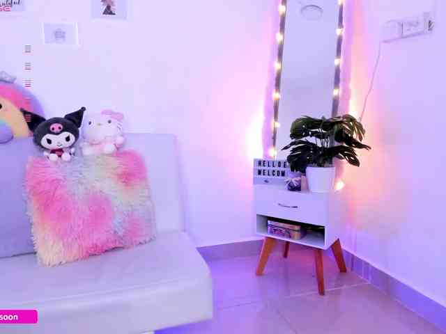 LiaTomson webcam