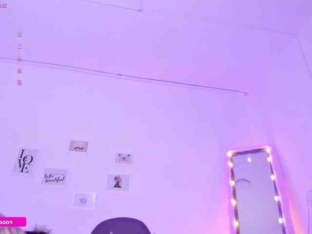 LiaTomson webcam
