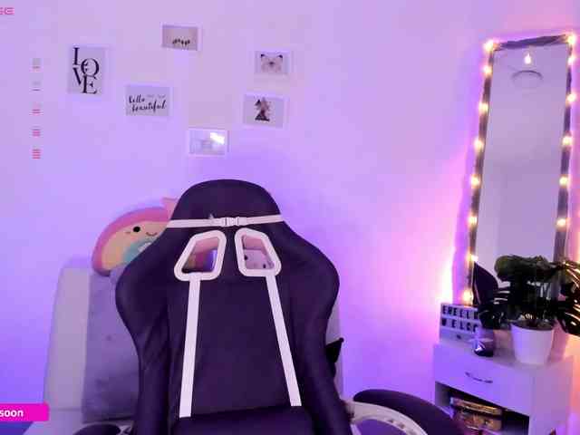 LiaTomson webcam