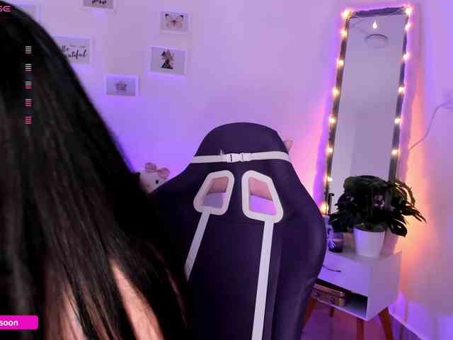 LiaTomson webcam