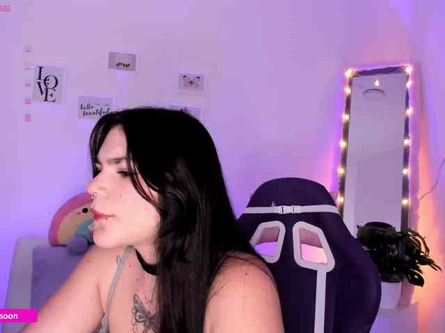 LiaTomson webcam
