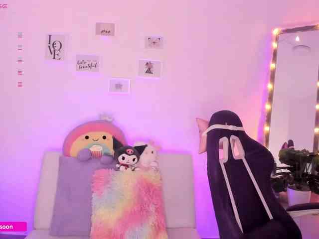 LiaTomson webcam